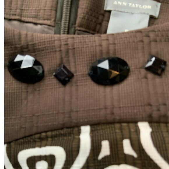 Ann Taylor Dress Women Sz 6 Back Zip Tribal Pattern Textured Jeweled Neck Sheath - Picture 6 of 9